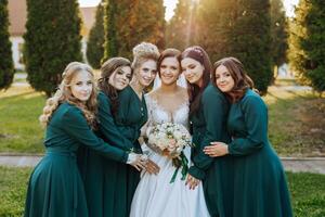 Casamento fotografia. uma morena noiva dentro uma Casamento vestir e dela amigos dentro esmeralda vestidos foto