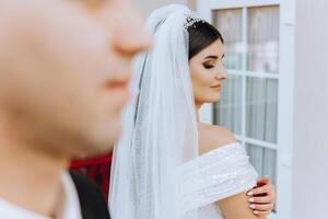 a momento do a primeiro encontro do a noiva e noivo com uma Casamento ramalhete, a noiva é esperando para dela amante. foto
