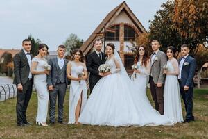 Casamento foto sessão dentro natureza. a noiva e noivo e seus amigos