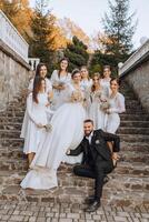 Casamento fotografia. uma morena noiva dentro uma branco vestir com uma ramalhete e dela morena amigas foto