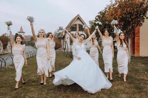 Casamento fotografia. uma morena noiva dentro uma branco vestir com uma ramalhete e dela morena amigas foto