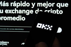 Córdoba província, Argentina, marcha 11, 2024, ok x inscrição abertura em uma célula telefone. dentro a fundo você pode Vejo a oficial ok x página. foto