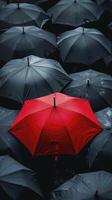 ai gerado uma vermelho guarda-chuva entre a Preto guarda-chuvas. contraste conceito. foto