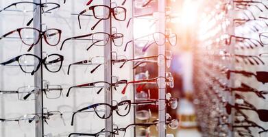 cru do moda elegância óculos dentro a loja. mostruário com óculos dentro moderno oftalmológico loja. fechar-se. foto