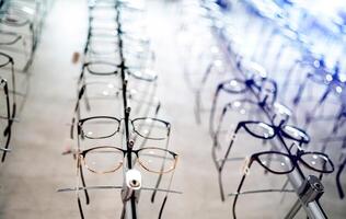 mostruário com óculos dentro moderno oftalmológico loja. exibição do óculos às prateleiras. foto