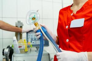 enfermeira segurando médico equipamento. médico dentro remédio uniforme. foto