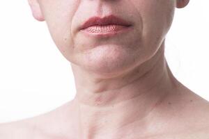 sulcado lábios do uma maduro mulher.sinais do envelhecimento pele depois de 40. foto