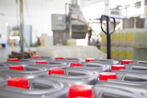 plástico containers com tampas em a fundo do químico Produção. foto