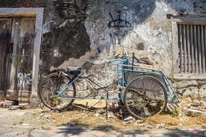 a abandonado riquixá dentro uma maçante velho prédio, Indonésia 17 setembro 2023. foto