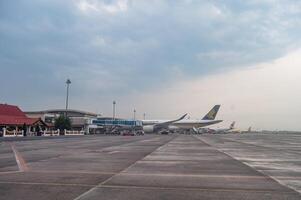 panorama do terminal 2 do Joana internacional aeroporto que é equipado com uma moderno embarque ponte com de várias aviões estacionado em a avental, Indonésia, 6 janeiro 2024 foto