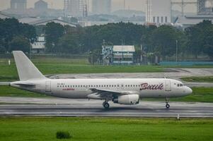 a airbus a320-232 aeronave pertencer para a CIA aérea batik ar é aterrissagem em a pista às Joana internacional aeroporto, Surabaya dentro sidoarjo, Indonésia, 6 janeiro 2024 foto