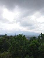 lindo Visão com enevoado do Salak montanha, punca bogor Indonésia. foto