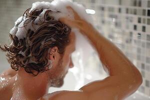 ai gerado uma homem lavando dele cabelo com generativo ai foto