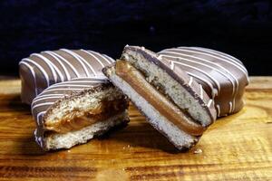 alfajor, preenchidas com doce de leche foto