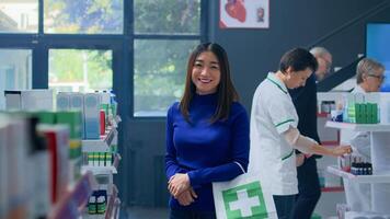 retrato do feliz cliente dentro farmácia olhando às Alto spf protetor solar produtos. cliente navegando através médico produtos dentro bem fornecido farmacia comprar, procurando para prescrito farmacêutico droga foto