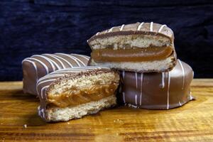 alfajor, preenchidas com doce de leche foto