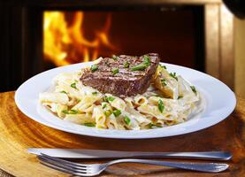 grelhado bife com Macarrão Penne foto