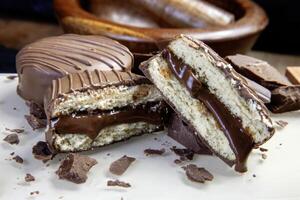 alfajor recheado com chocolate foto