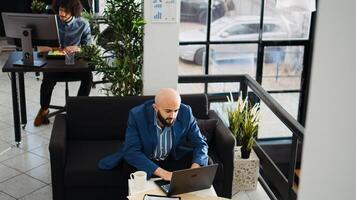 especialista analisando estratégia dados e tentando para crio Novo investimento para pequeno o negócio desenvolvimento. meio Oriental homem de negocios trabalhando dentro aberto espaço, marketing departamento executivo trabalho. foto