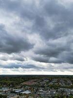 lindo Alto ângulo Visão do céu e dramático nuvens sobre central hemel plantação de cânhamo cidade do Inglaterra ótimo bretanha. novembro 5 ª, 2023 foto