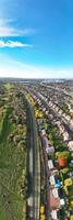 aéreo vertical panorâmico Visão do luton e dunstable Cidade do Inglaterra Reino Unido. novembro 13, 2023 foto