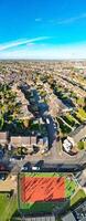 aéreo vertical panorâmico Visão do luton e dunstable Cidade do Inglaterra Reino Unido. novembro 13, 2023 foto