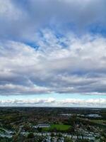 lindo Alto ângulo Visão do céu e dramático nuvens sobre central hemel plantação de cânhamo cidade do Inglaterra ótimo bretanha. novembro 5 ª, 2023 foto