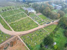 Alto ângulo Visão do britânico campo panorama às pegando carona cidade do Inglaterra Reino Unido foto