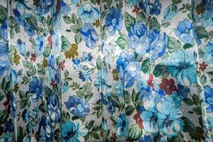 uma cortina pano com uma floral motivo foto