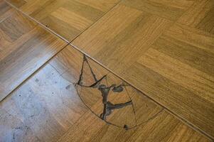 uma quebrado cerâmico chão com uma madeira padronizar foto