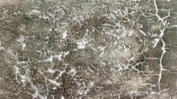 textura do rachaduras em uma úmido parede vencimento para chuvoso clima foto