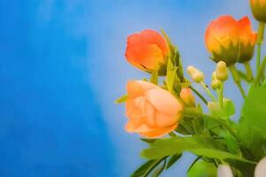 plástico flor buquês para decoração em uma avião azul parede fundo foto