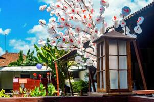 a Antiguidade estilo japonês jardim luminária dentro uma restaurante jardim foto