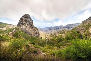 agando penhasco perto garajonay parque em la Gomera ilha foto