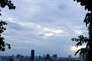 Sombrio azul nuvem com branco luz céu fundo e cidade luz meia noite tarde Tempo com crepúsculo nublado céu foto