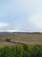 Alto ângulo Visão do britânico campo panorama às pegando carona cidade do Inglaterra Reino Unido foto