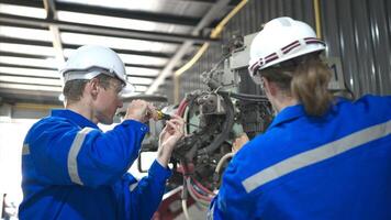 ambos do engenheiros trabalhando juntos dentro uma robótico braço fábrica, robótico braço indústria e Engenharia conceito. foto