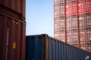 containers empilhado dentro uma frete terminal às a porta do Bangkok, Tailândia foto