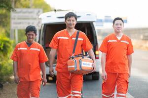 retrato do paramédico equipe é ajudando a ferido homem dentro a emergência situação em a estrada. foto