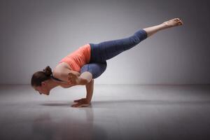 lindo desportivo em forma iogue menina práticas ioga asana eka pada kou foto