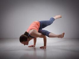 lindo desportivo em forma iogue menina práticas ioga asana eka pada kou foto