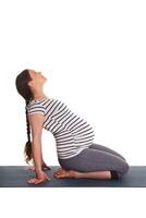 grávida mulher fazendo ioga asana ustrasana foto