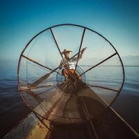 tradicional birmanês pescador às inle lago myanmar foto