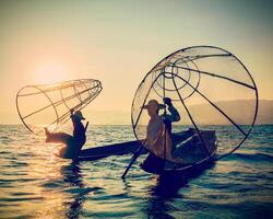 tradicional birmanês pescador às inle lago, myanmar foto