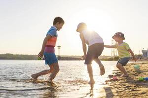 fofa crianças tendo Diversão em a arenoso de praia dentro verão foto