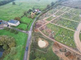 Alto ângulo Visão do britânico campo panorama às pegando carona cidade do Inglaterra Reino Unido foto