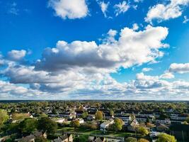 lindo Alto ângulo Visão do céu e dramático nuvens sobre central hemel plantação de cânhamo cidade do Inglaterra ótimo bretanha. novembro 5 ª, 2023 foto