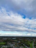 lindo Alto ângulo Visão do céu e dramático nuvens sobre central hemel plantação de cânhamo cidade do Inglaterra ótimo bretanha. novembro 5 ª, 2023 foto