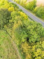 Alto ângulo Visão do britânico campo panorama às pegando carona cidade do Inglaterra Reino Unido foto