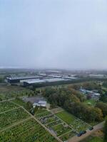 Alto ângulo Visão do britânico campo panorama às pegando carona cidade do Inglaterra Reino Unido foto